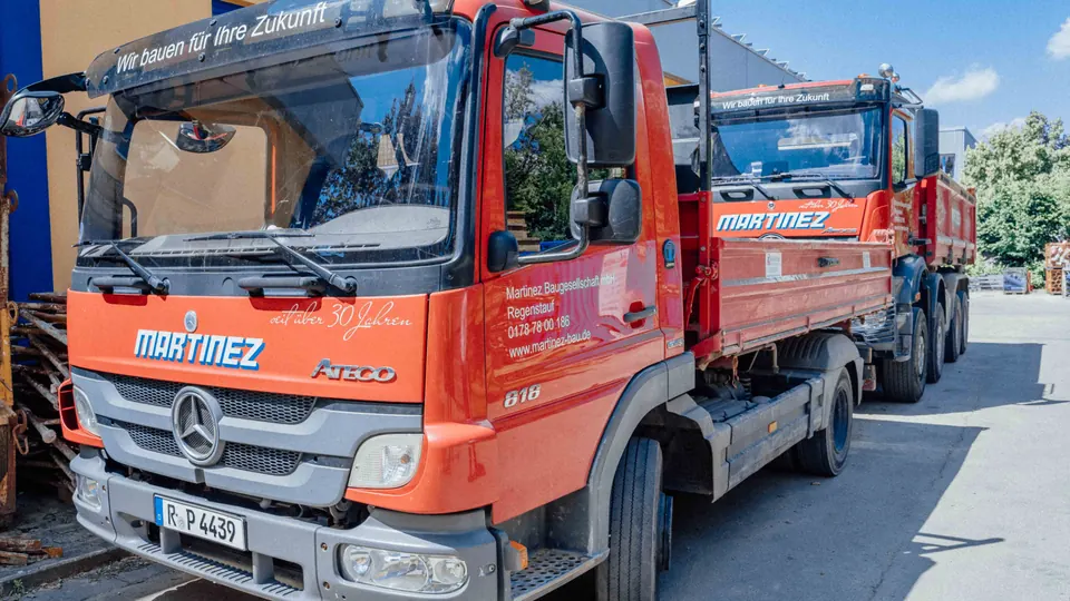 Moderner Fuhrpark und Baumaschinen der Martinez Baugesellschaft