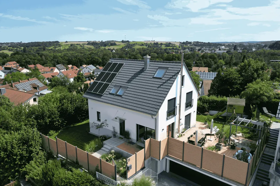 Modernes Einfamilienhaus mit Photovoltaik aus der Drohnenperspektive – Rohbau von Martinez Bau