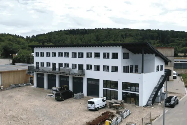 Gewerbeneubau kurz vor der Fertigstellung, aufgenommen aus der Luft
