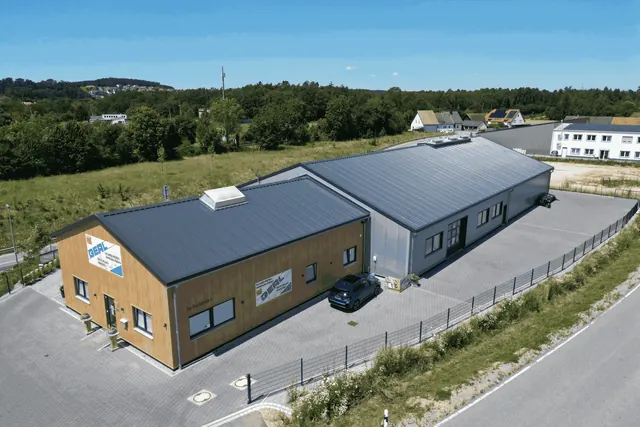 Gewerbehalle mit Photovoltaikdach aus der Drohnenperspektive