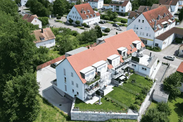 Mehrfamilienhaus-Ensemble mit rotem Ziegeldach aus der Luft