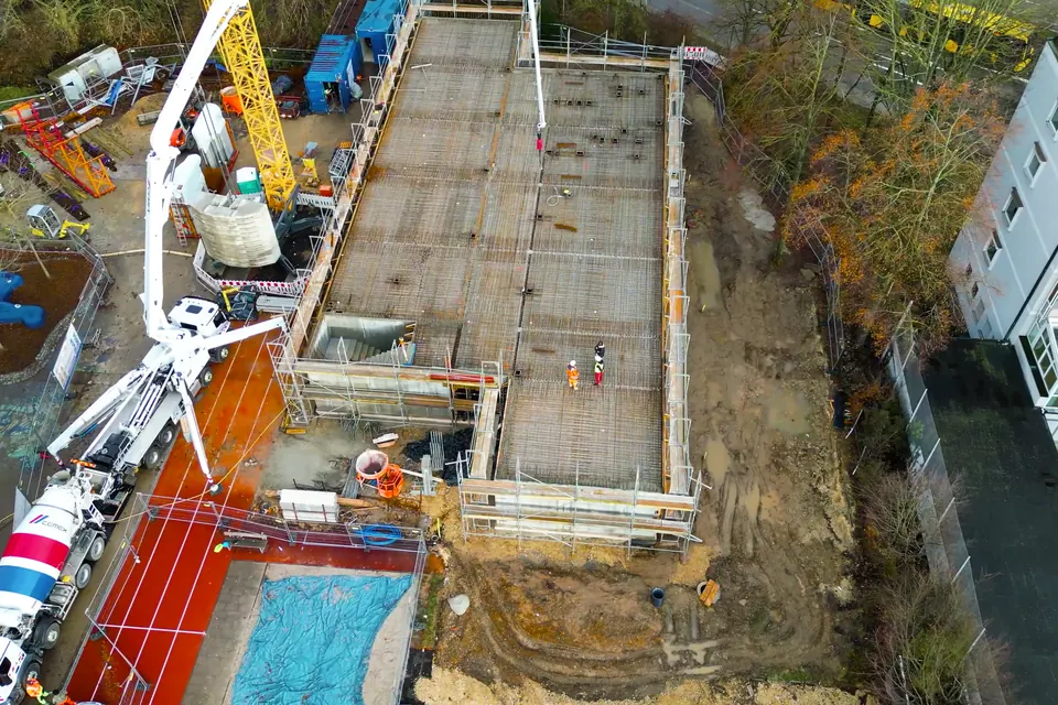 Betonpumpe füllt die bewehrte Bodenplatte einer Baustelle der Martinez Baugesellschaft in Regensburg